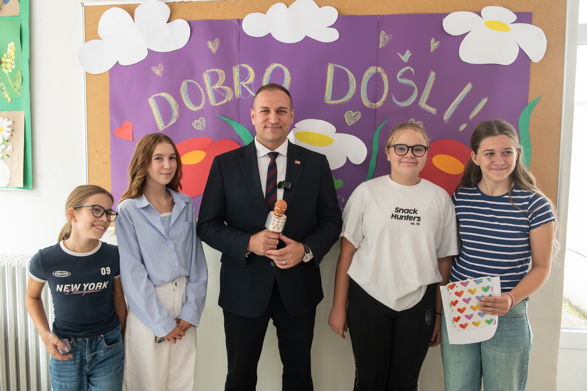 Ministar David Vlajčić i ekipa mladih novinara u školi u kojoj je proveo četiri godine