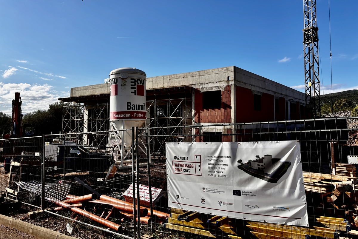 Radnik izvođač, Modern Line podizvođač - izgradnja vatrogasnog doma u Cresu / Foto Walter Salković