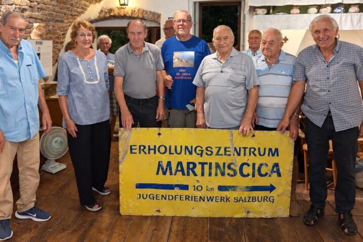 Volonteri Magriža s originalnim putokazom iz 60-ih godina