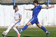 LOPTA U SIGURNIM NOGAMA - Viktor Vešligaj u akciji protiv Zagrepčana na boku/Foto M. GRACIN