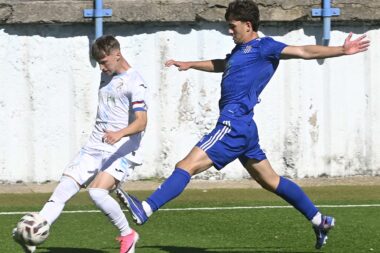 LOPTA U SIGURNIM NOGAMA - Viktor Vešligaj u akciji protiv Zagrepčana na boku/Foto M. GRACIN
