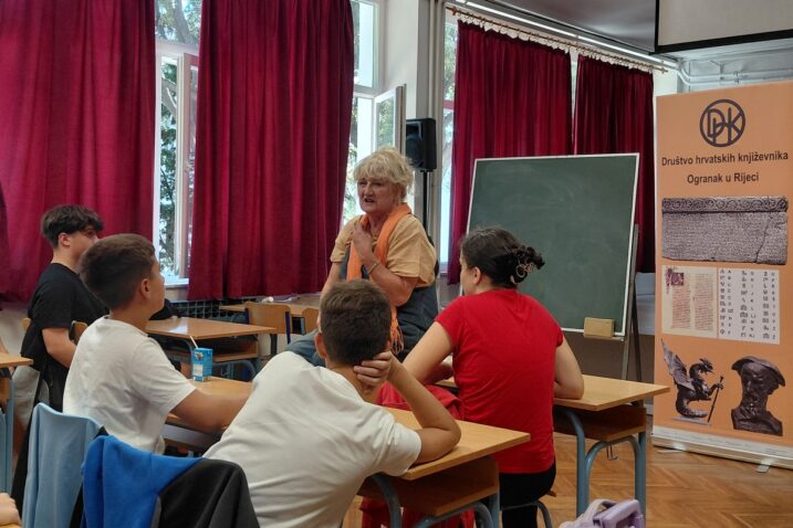 Biserka Goleš Glasnović pripovijeda o pisanju putopisa i svojim putovanjima učenicima Osnovne škole Turnić