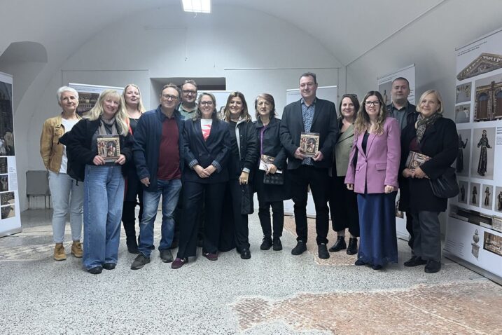 Restauratori i gosti izložbe u Galeriji Garbas / Foto Relja Paškvan