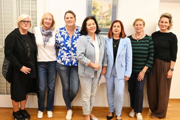 Izvršni odbor, slijeva Suzana Kersulić, Daniela Lakner, Nina Garić Saganić, Jadranka Hofmann, Olivela Franko, Ksenija Toić i Martina Sokolić / Foto Bojan Purić