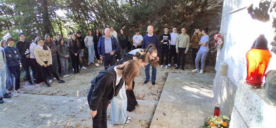 Učenici iz Buzeta odali počast kod spomenika u Ičićima / Foto UABA Opatija