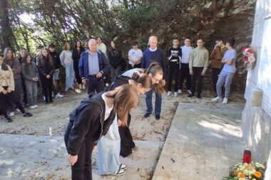 Učenici iz Buzeta odali počast kod spomenika u Ičićima / Foto UABA OPATIJA