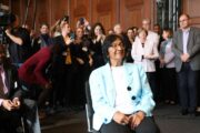 Navi Pillay snimljena u povijesnoj dvorani suda u Nurembergu nakon objave odluke o Nobelovoj nagradi za mir / Foto Frank BOXLER / AFP