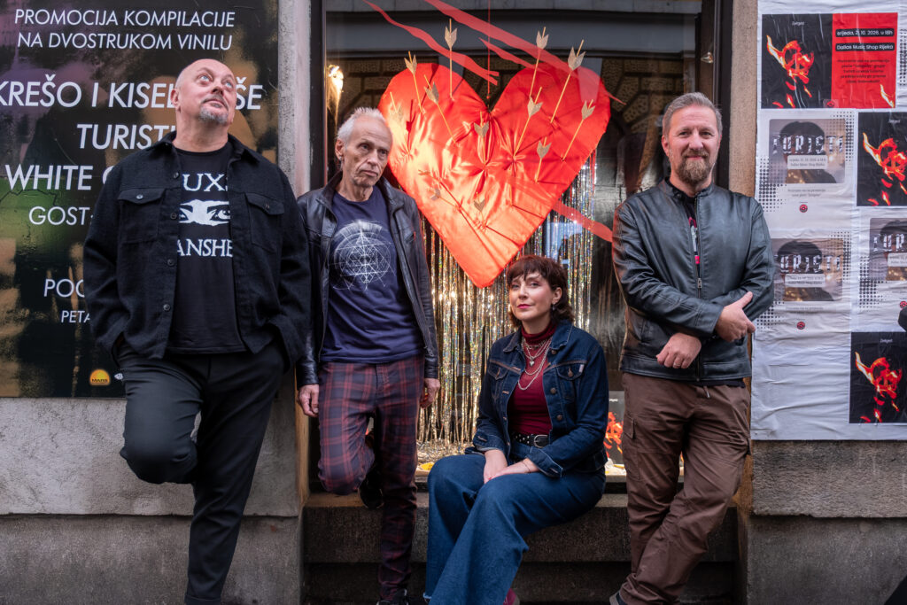 Turisti / Foto Nikola BLAGOJEVIĆ, Vlado Simchich Vava, Iva Močibob