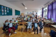 Učenici OŠ Brajda sa zahvalnicama koje su dobili nakon uspješne edukacije
