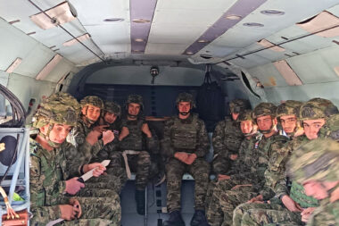 Ročnici u Vinkovcima uvježbavali transport vojnim helikopterom / Foto OSRH/ M. Kiš