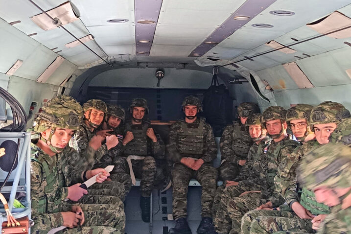 Ročnici u Vinkovcima uvježbavali transport vojnim helikopterom / Foto OSRH/ M. Kiš