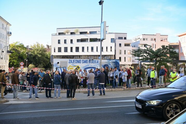 Riječani nakratko zatvorili ulaz u garažu na Klobučarićevom trgu: “Ponašaju se sramotno i opasno”