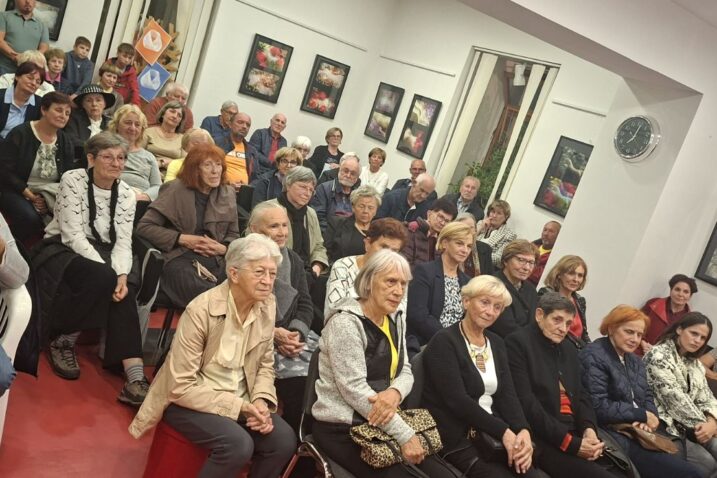 Narodna čitaonica i knjižnica bila je premalena za sve zainteresirane Novljane / Foto: Narodna čitaonica i knjižnica Novi Vinodolski